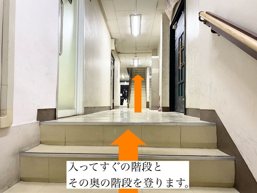 階段を登る