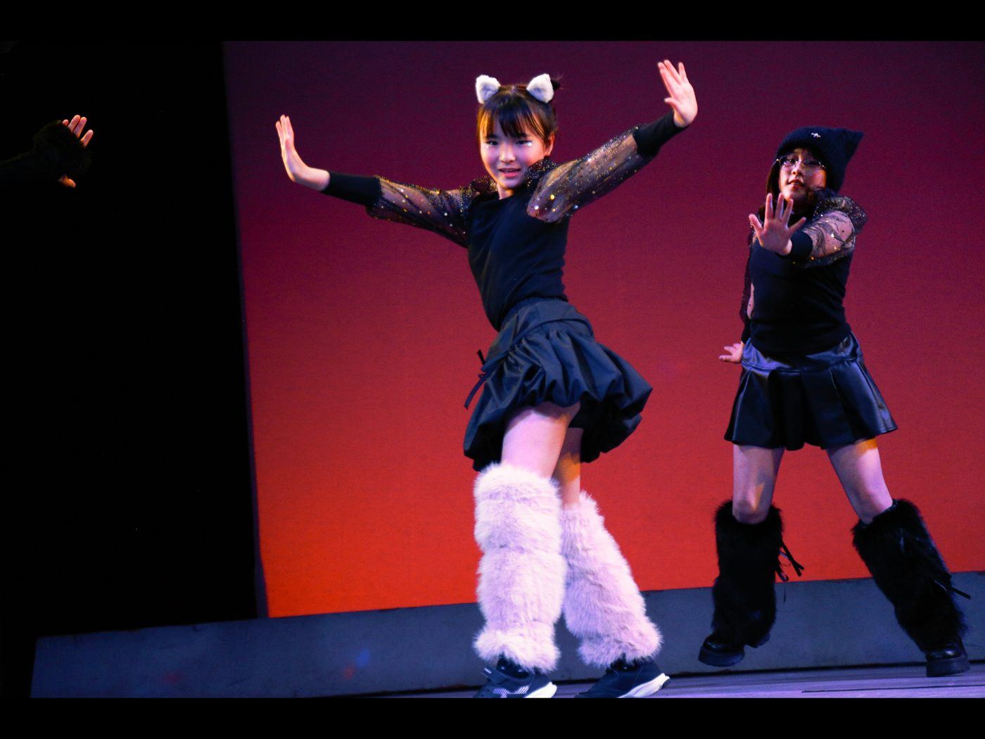 発表会のステージで踊る生徒たち