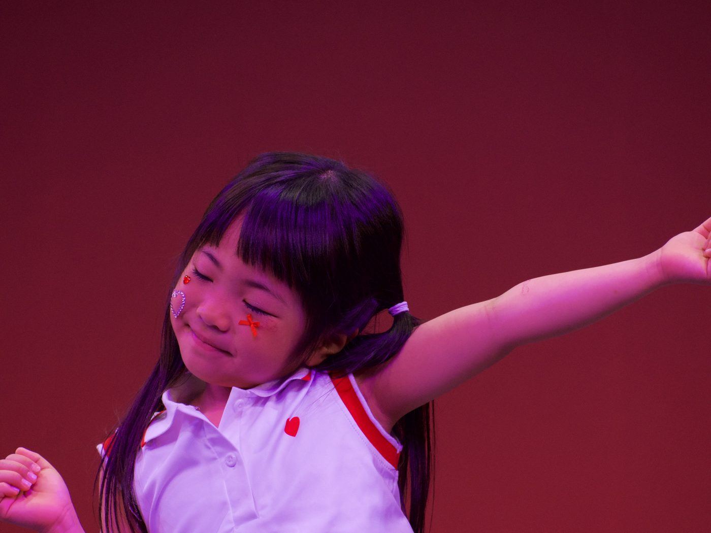 発表会のステージで踊る生徒たち