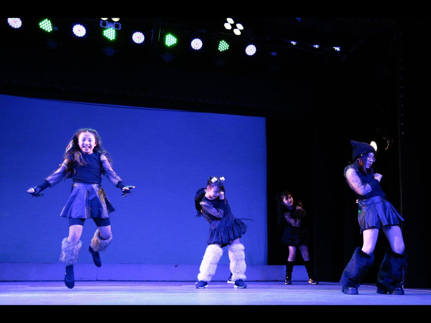 発表会のステージで踊る生徒たち
