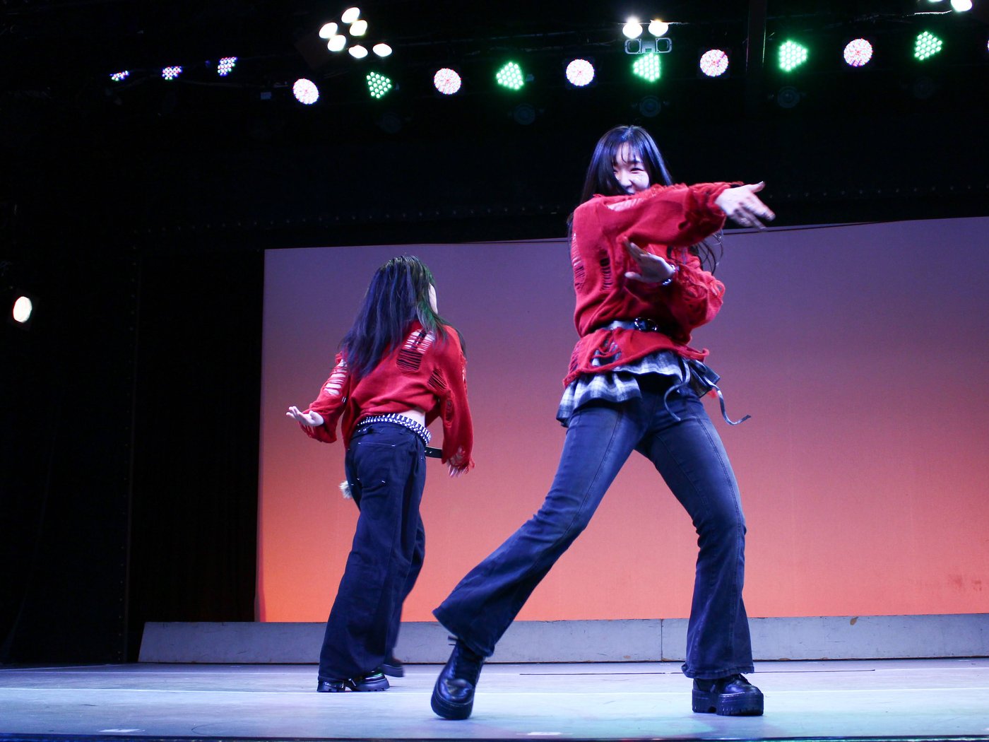 発表会のステージで踊る生徒たち