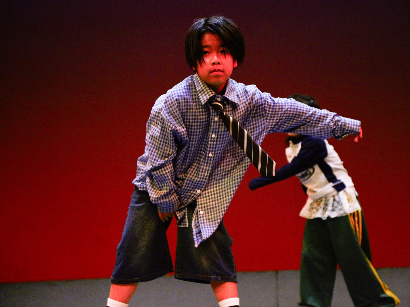 発表会のステージで踊る生徒たち